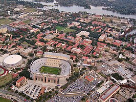 De hoofdcampus. Vooraan links Pete Maravich Assembly Center, onder meer thuisbasis van basketbalteams. Daarnaast het American football stadion Tiger Stadium.