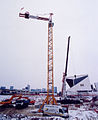 Montage d'une grue à tirants.