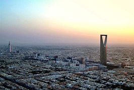 Het Kingdom Centre (rechts) dat boven de stad uit torent