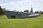 Universally optimized for surface cruising, most submarines used in the second world war featured high, somewhat flared bows, as well as propeller and rudder arrangements similar to that of a contemporary cruiser, albeit with an extra set of rudders for depth and pitch control. Here a US Navy Balao-class Fleet Submarine from the early 1940s converted to a museum.