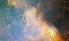 Hubble-te­les­koo­pin ku­va Nos­to­pai­no­su­mu­sta, jos­sa nä­kyy kaa­su­muo­dos­tel­mia. Kes­kus­täh­ti si­jait­see ku­van va­sem­man ylä­nur­kan ylä­puo­lel­la.