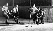 Suomi-Ruotsi -ottelu Tampereella vuonna 1959. Teppo Rastio kuljettamassa kiekkoa, maalissa Isto Virtanen, vasemmalla Erkki Koiso.