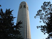 Una imagen más cercana de la torre Coit desde el aparcamiento.