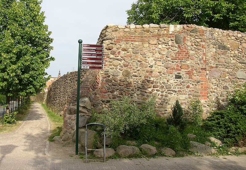 File:Dahme city wall 1.jpg