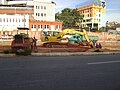 Maquinário a trabalhar na avenida.