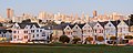 Las Painted Ladies, cases victorianes pintaes de colores, nel entornu de la plaza Alamo.