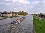 Het Van Harinxmakanaal met aan de linkerzijde de buurt Rapenburg