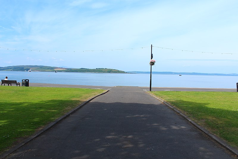 File:Largs Bay - geograph.org.uk - 3560230.jpg