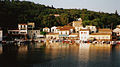 Il villaggio di Longos sulla baia omonima