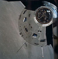 Le module de commande et de service photographié depuis le module lunaire peu avant l'amarrage.