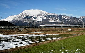 Vue du mont Ibuki avec un Shinkansen série N700 au premier plan.