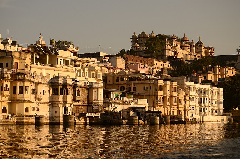 File:Udaipur (Rajastão), RTW 2012 (8408588452).jpg