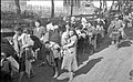 Reichskommissariat Moskau. Mujeres y niños judíos son expulsados de sus hogares. Un soldado rumano marcha a su lado como guardián, 17 de julio de 1941.