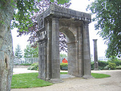 Péristyle de la caserne Fautras aujourd'hui, déplacé au bord du boulevard Jean-Moulin à la Reconstruction.