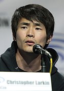 Christopher Larkin interprète Monty.