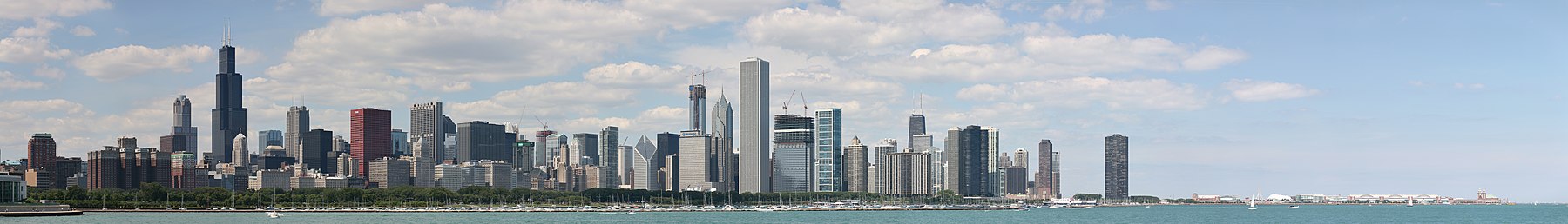 Mrakodrapy v Chicagu (2008): vlevo Willis Tower, uprostřed Aon Center, v pozadí 875 North Michigan Avenue (John Hancock Center) a zcela vpravo osamocený Lake Point Tower