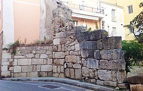 Resti delle mura di Giovanni I in via Docibile