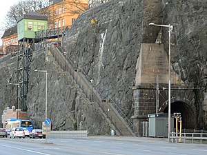 Söderbergs trappor från Stadsgårdshamnen med Stadsgårdshissen till vänster.