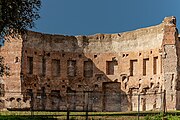 Vestiges d'une exèdre abritant la bibliothèque des thermes de Trajan.