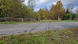 Une ancienne voie ferrée traversant une route.