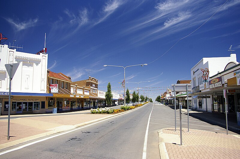 File:Pine Avenue.jpg