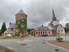 La tour de Mailly et l'église Saint-Léger.