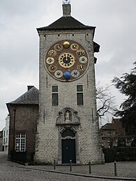 Voorkant van de Zimmertoren. In de nis boven de deur is een beeld van Sint-Gummarus te zien.[1]