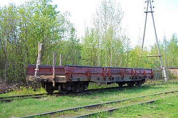 Narrow gauge flat wagons, 750 mm (2 ft 5+1⁄2 in) & Note single buffer, and two chains each with a hook