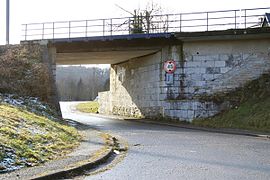 Pont ferroviaire à Hony, partie du canal maintenant remblayé vu d'en aval.