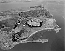 Vue aérienne oblique du nord-ouest du fort Delaware et de Pea Patch Island. restes du mur océanique visible au premier plan et à droite de l'image.