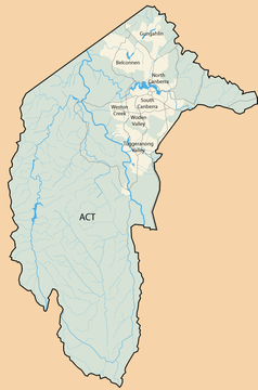 Mapa konturowa Australijskiego Terytorium Stołecznego, u góry znajduje się punkt z opisem „Australijski Uniwersytet Narodowy”