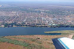 Vista aérea da cidade e do Rio Chobe.