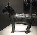 Cuccuma per vino a forma d'asino. X secolo a.C. Bronzo. Pezzo scoperto a Licun, Meixian, Shaanxi nel 1955. National Museum of China, Pechino