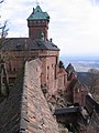 Gleicher Blick auf die Kernburg, mit dem wieder errichteten Bergfried sowie die Rheinebene darunter