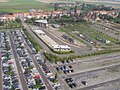 Vue aérienne du dépôt de La Panne-Adinkerke en 2007. La station terminus et la gare SNCB sont à l'extrême droite du cliché.