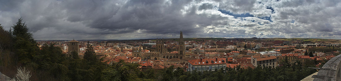 Panoramo de la urbo Burgoso ekde la belvedero de la Kastelo.