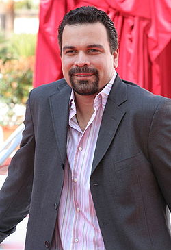 Ricardo Antonio Chavira esittää Carlos Solista