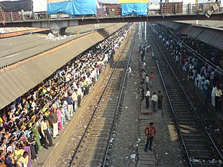 Gare de Borivali (en), dans la banlieue de Bombay : les quais 3 et 4 à l'heure de pointe (de 8 à 9 h du matin).