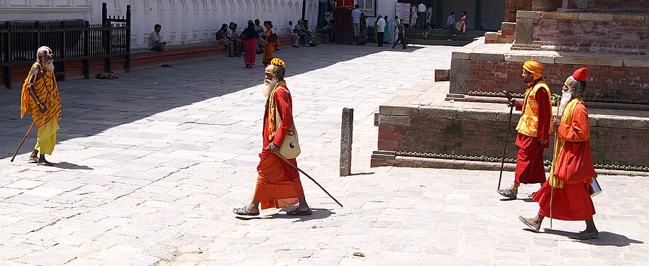 Sādhus caminant per la plaça Durbar, Katmandú