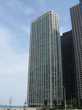 The Parkshore, met daar rechts van Harbor Point en de North Harbor Tower.