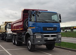 Vorserienexemplar des KamAZ-65802 auf einer russischen Messe (2015)