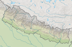 Mapa konturowa Nepalu, po prawej nieco na dole znajduje się czarny trójkącik z opisem „Nuptse”