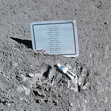 La plaque et la statuette Fallen Astronaut déposées à la surface la Lune par l'équipage d'Apollo 15.