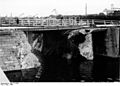 Een noodbrug die in 1940 in België op de pijlers van een vernielde brug werd aangelegd.