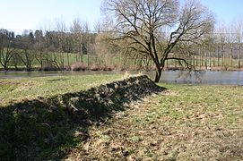 Tête de garde du charon à gauche vu du bief remblayé vers l'Ourthe.