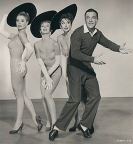 Publiciteitsfoto voor Les Girls. V.l.n.r. Mitzi Gaynor, Taina Elg, Kay Kendall en Gene Kelly