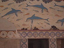 fresque en couleurs : des dauphins bleus et des poissons soutes et bleus, au-dessus de portes ornées de rosettes