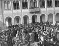 Près de l'hôtel de ville, un jour de fête. Fondation Joaquín Díaz.