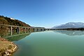 Ferlacher Stausee mit Brücke der Loiblpass Straße B91 und der Hollenburg