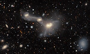 Aufnahme des Galaxienpaars NGC 4410A/B und weiterer verbundener Galaxien